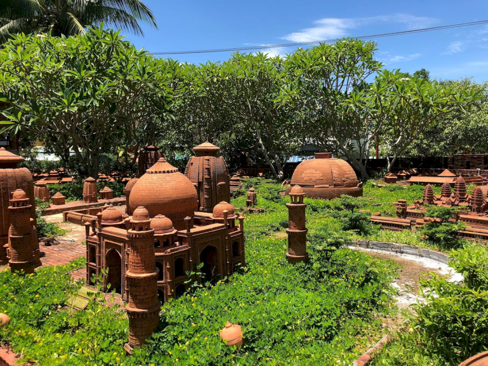 Through the artisans’ craftsmanship, world-famous structures come alive with intricate detail